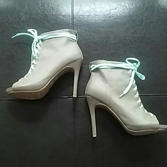 💰💰Rouge Ankle Booties💰💰 - Picture 1 of 8